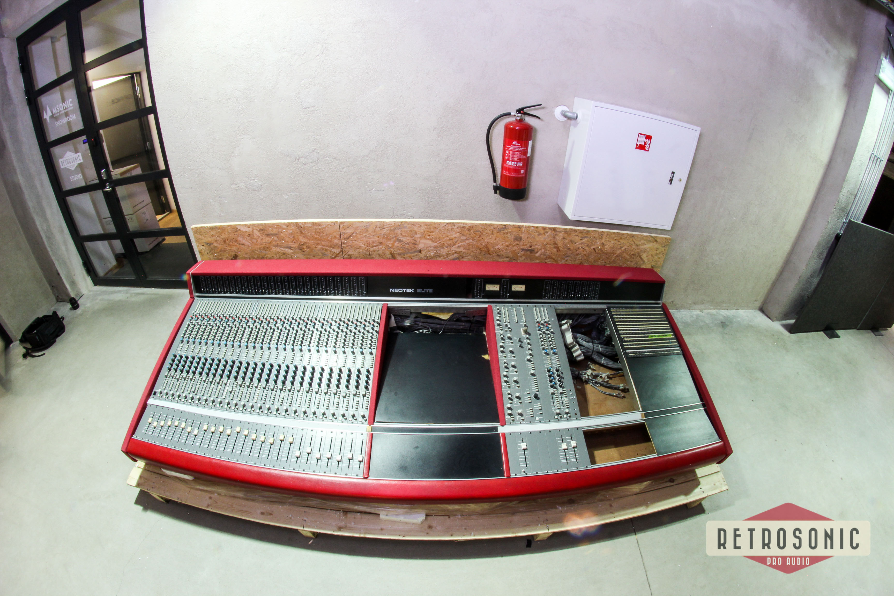 Neotek Elite 28ch + Patcbay InLine Console