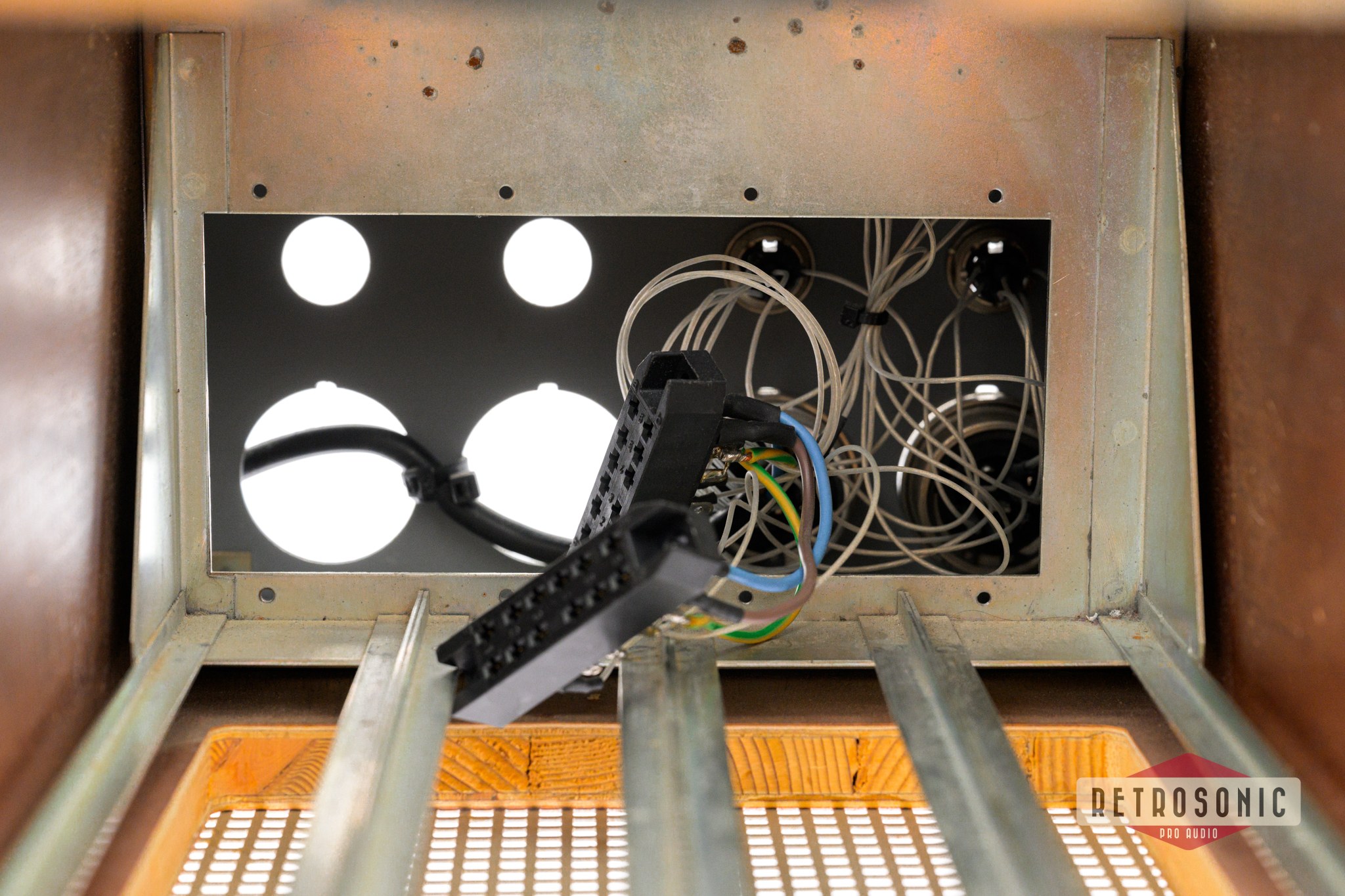 Neumann Dock for 4 pcs N52T or modules, wired ready for 2 modules